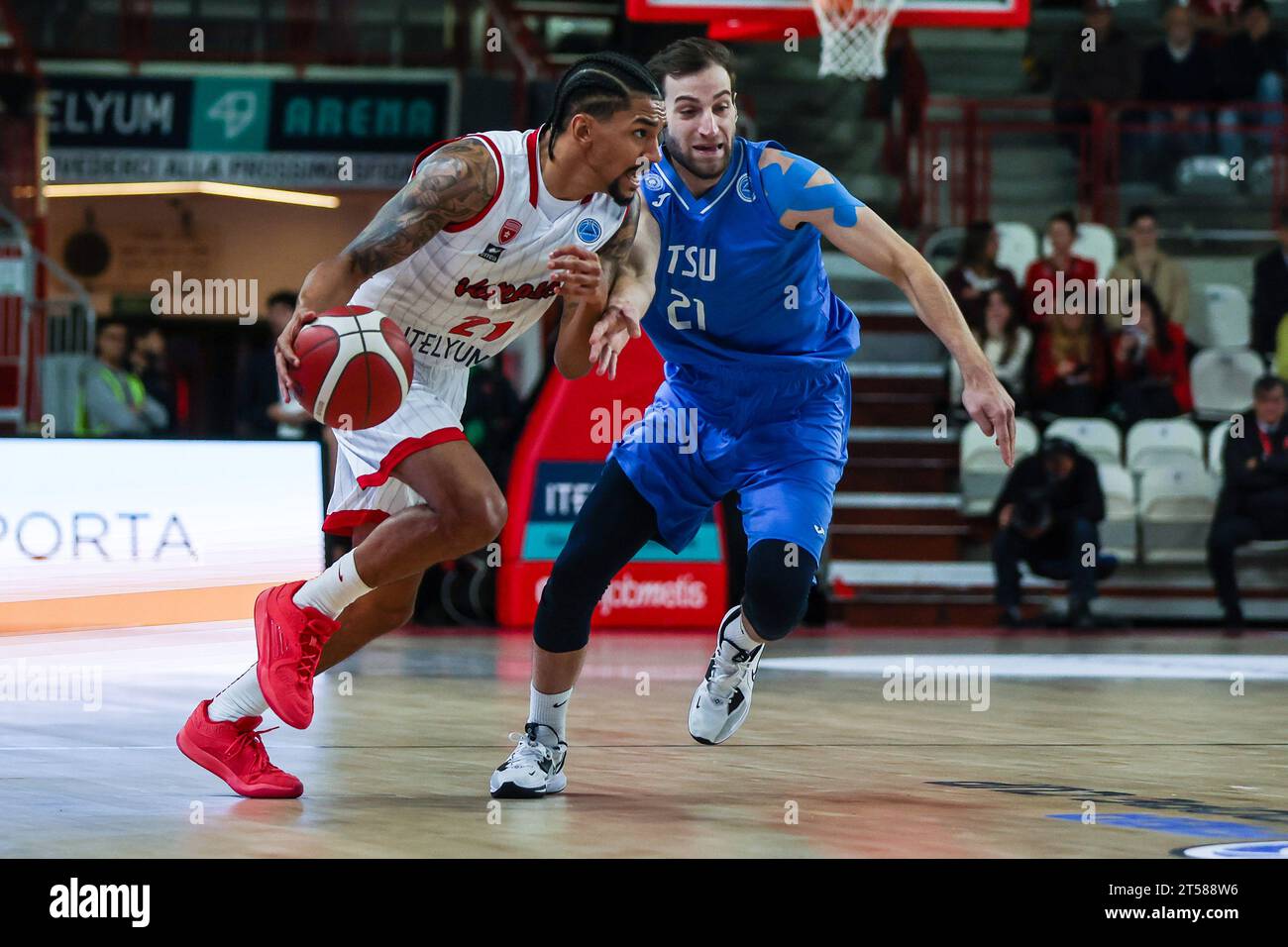 Varese, Italie. 02 novembre 2023. Olivier Hanlan #21 de Itelyum Varese (G) vu en action avec Nodar Gogodze #21 de BC TSU Tbilissi (D) lors du match du groupe I de la coupe d'Europe FIBA 2023/24 entre Itelyum Varese et BC TSU Tbilissi à Itelyum Arena, Varese, Italie le 02 novembre 2023 crédit: Agence photo indépendante/Alamy Live News Banque D'Images