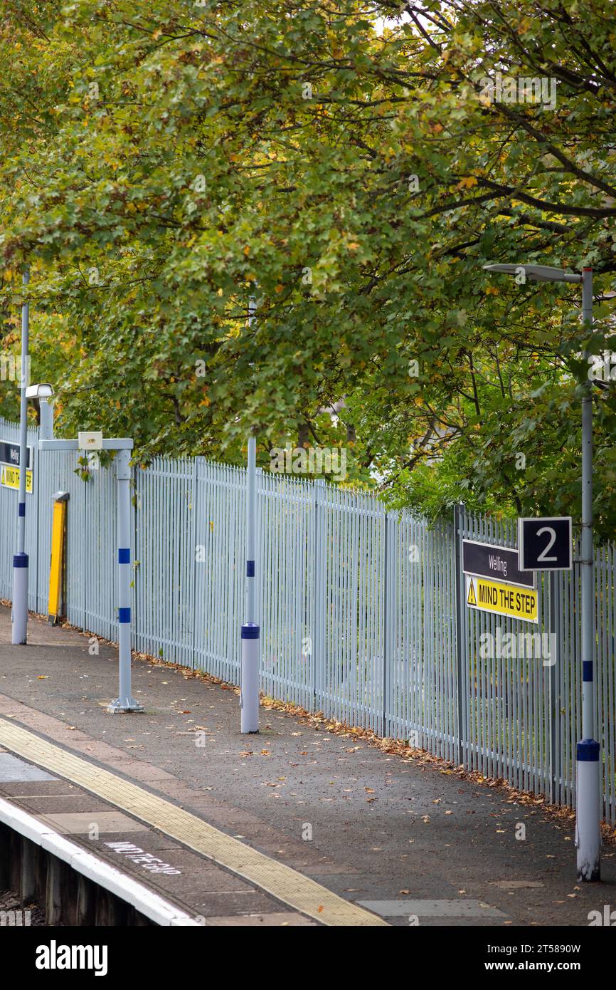 La gare de Welling est située à Welling, dans le quartier londonien de Bexley, et est desservie par la ligne Bexleyheath, à 11 miles 28 chaînes (18,3 km) de Londres Charing Cross. La station a été ouverte avec la ligne le 1 mai 1895. La station est située sur Station Road, juste à côté de Bellegrove Road (qui devient Welling High Street). C'est l'une des stations sur la ligne avec les bâtiments d'origine : les bureaux ici sont sur le côté haut de la station. Il y a des barrières de billets aux deux entrées. Banque D'Images