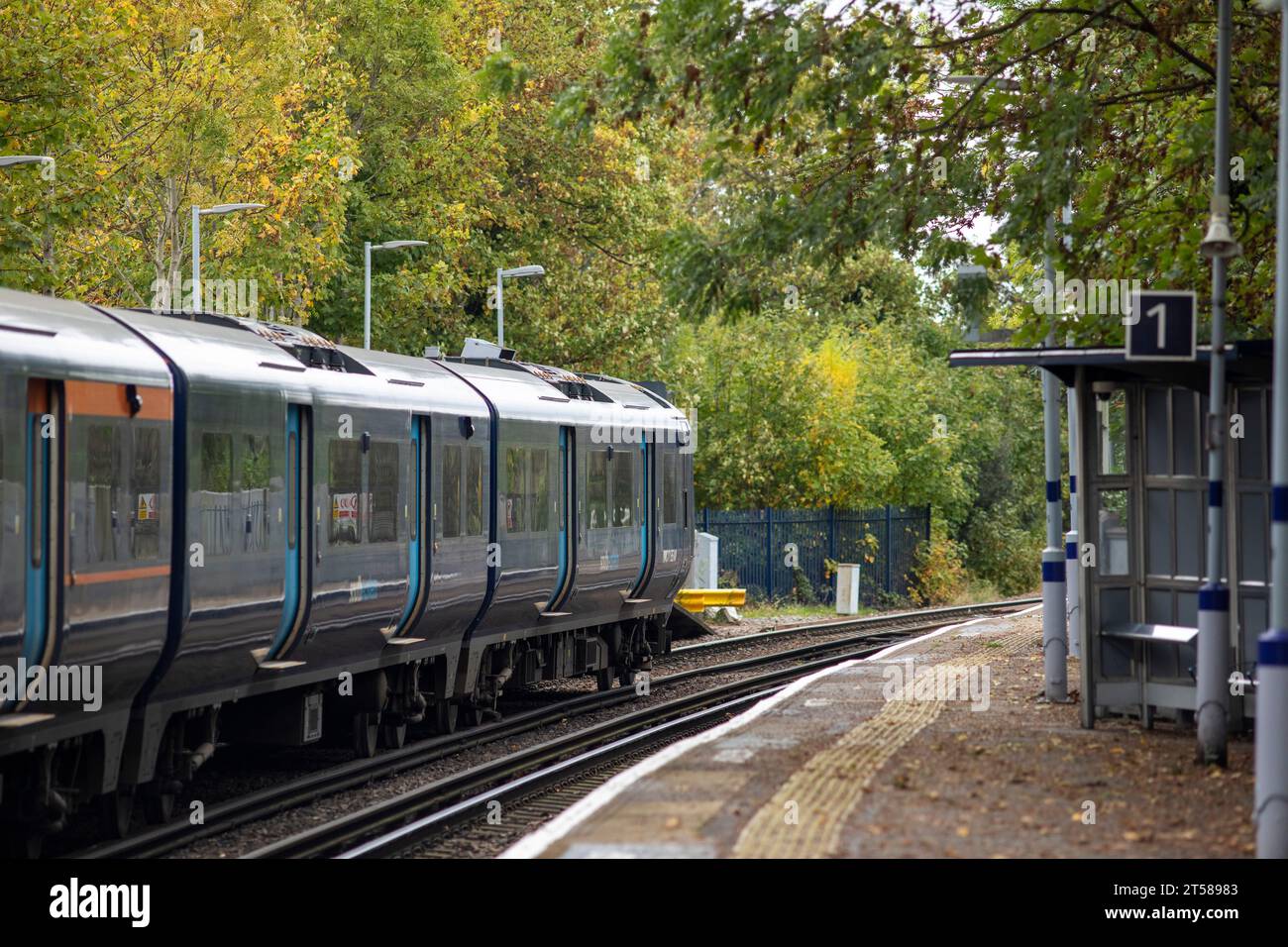 La gare de Welling est située à Welling, dans le quartier londonien de Bexley, et est desservie par la ligne Bexleyheath, à 11 miles 28 chaînes (18,3 km) de Londres Charing Cross. La station a été ouverte avec la ligne le 1 mai 1895. La station est située sur Station Road, juste à côté de Bellegrove Road (qui devient Welling High Street). C'est l'une des stations sur la ligne avec les bâtiments d'origine : les bureaux ici sont sur le côté haut de la station. Il y a des barrières de billets aux deux entrées. Banque D'Images