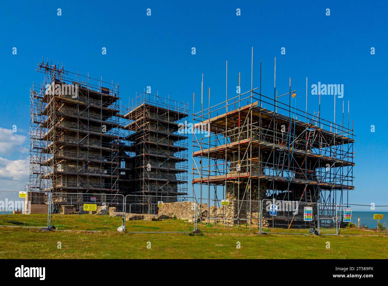 Échafaudage sur les tours Reculver du 12e siècle à Herne Bay sur la côte nord de Kent Angleterre au Royaume-Uni pendant les travaux de restauration en été 2023 Banque D'Images