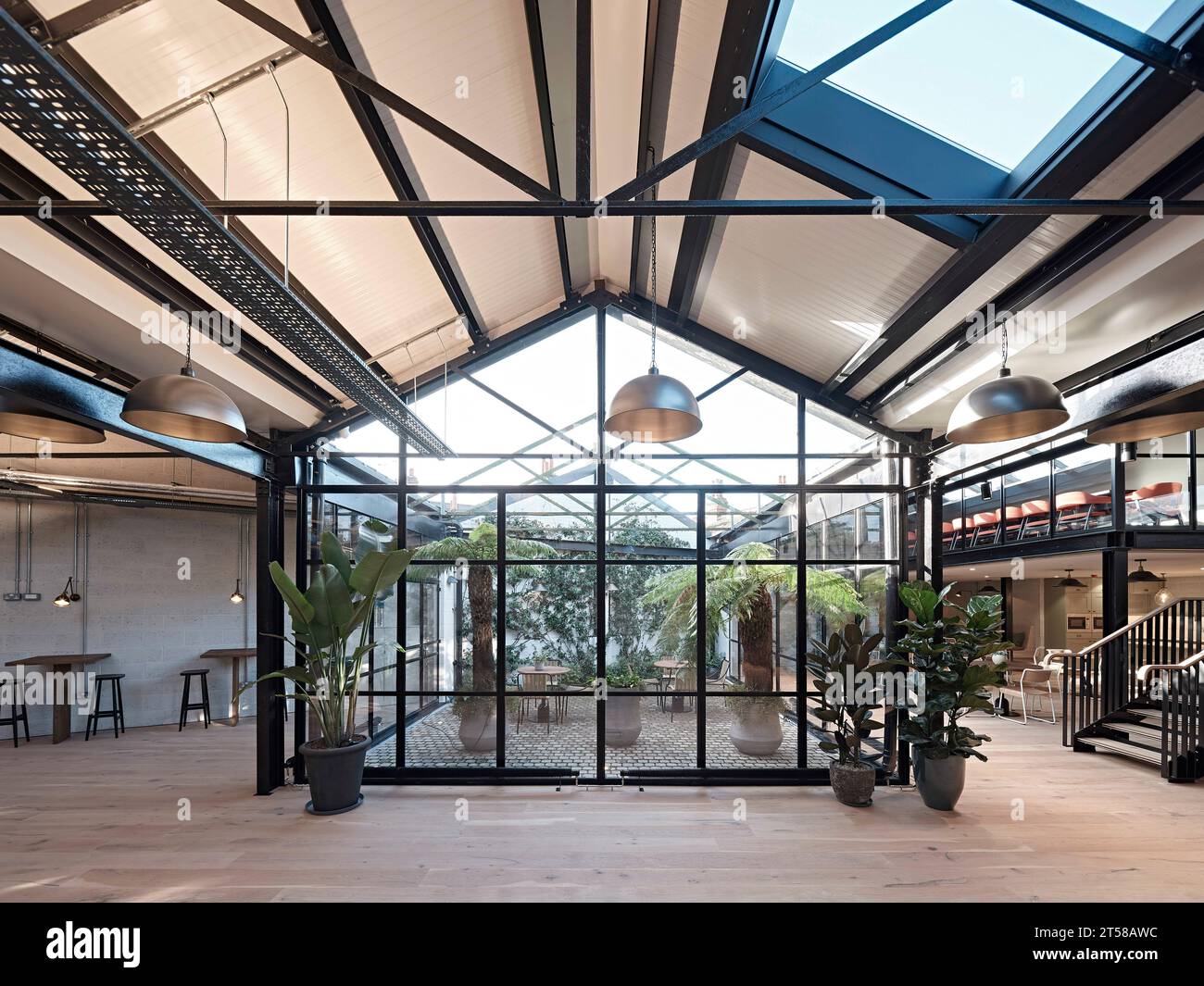 Espace de travail flexible et jardin intérieur. Langton Rd, Londres, Royaume-Uni. Architecte : Stiff + Trevillion Architects, 2022. Banque D'Images