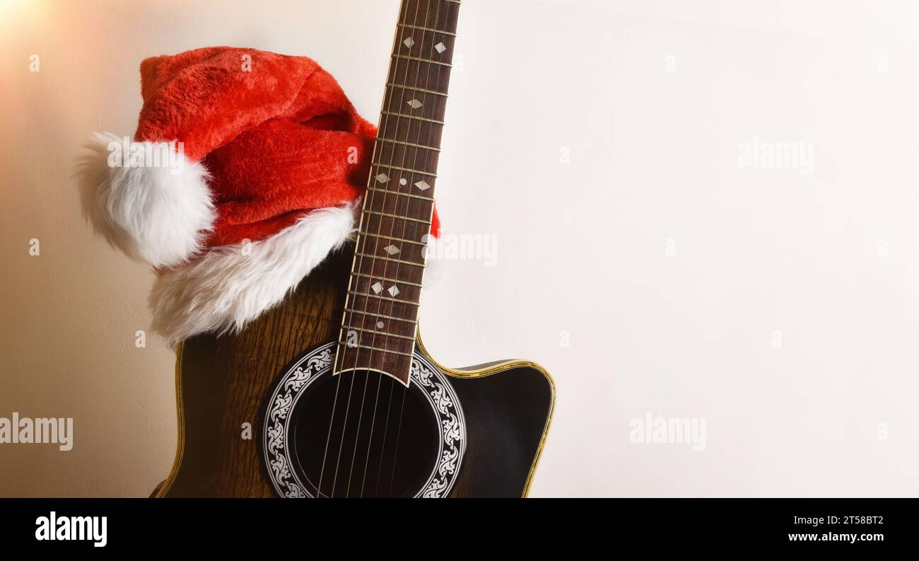 Guitar playing santa claus Banque de photographies et d'images à haute  résolution - Alamy