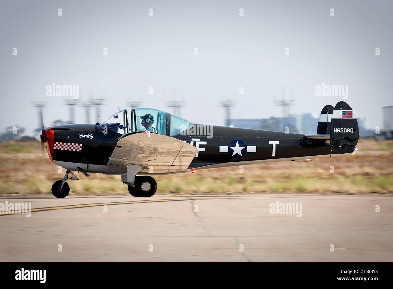 Un Aircoupe sur la voie de circulation à MCAS Miramar la nuit précédant le début du salon aéronautique américain à Miramar, en Californie. Banque D'Images