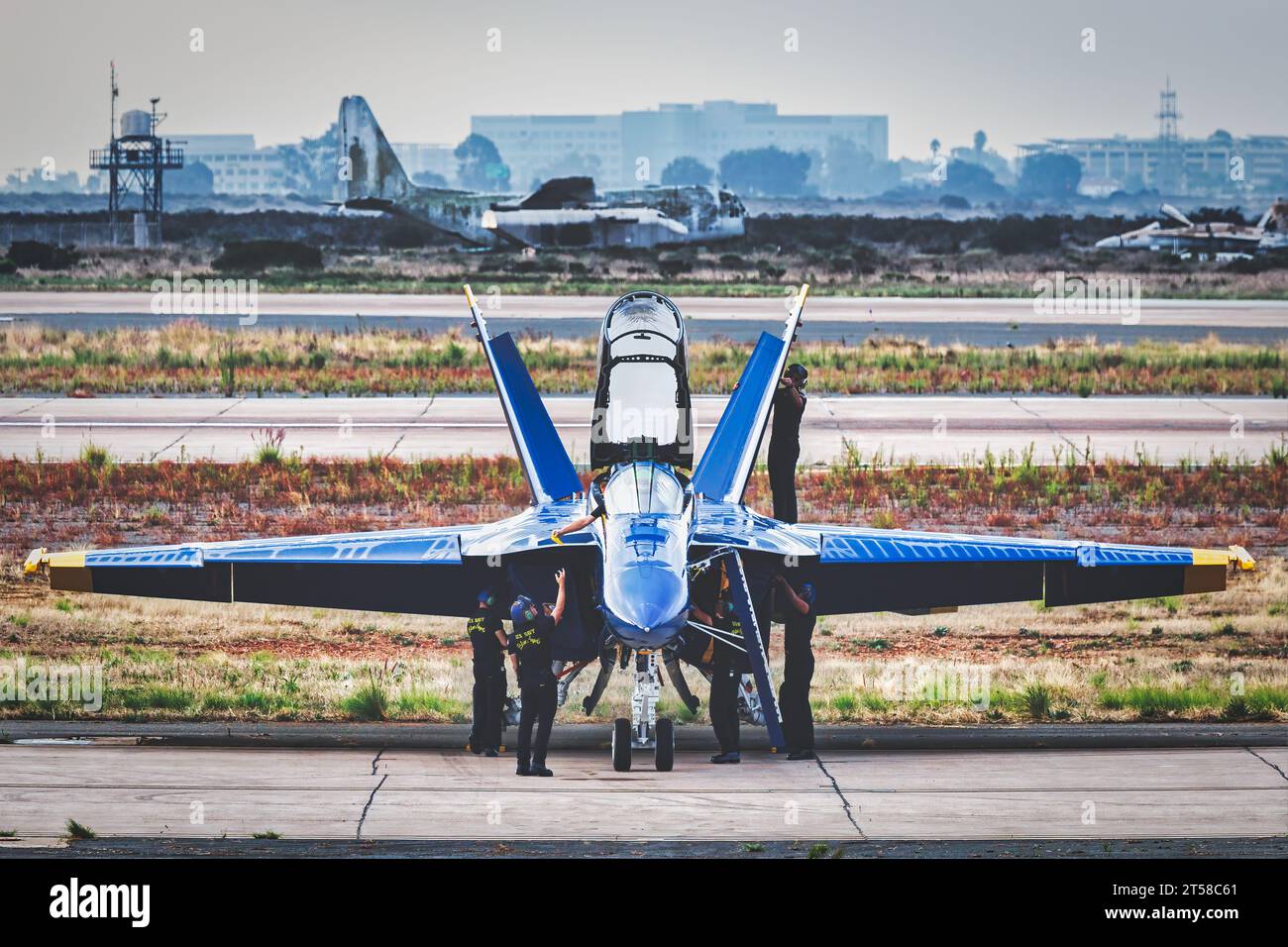 L'équipage au sol des Blue Angels de l'US Navy effectue sa routine matinale avant le spectacle aérien américain à Miramar, en Californie. Banque D'Images