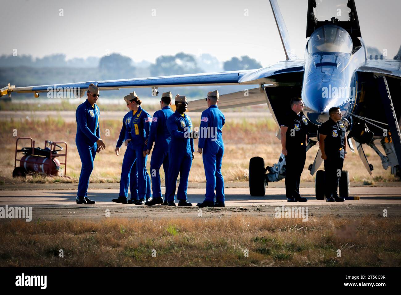 Les Blue Angels se serrent la main après avoir atterri à l'America's Airshow 2023 à Miramar, en Californie. Banque D'Images