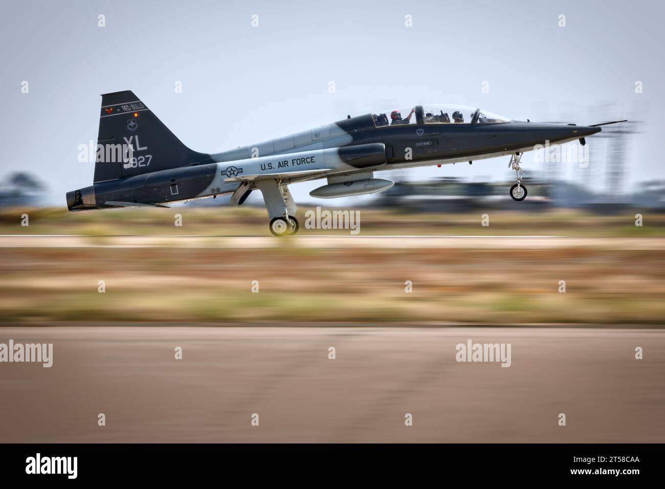 Un T-38 talon atterrit à l'America's Airshow 2023 à Miramar, en Californie. Banque D'Images