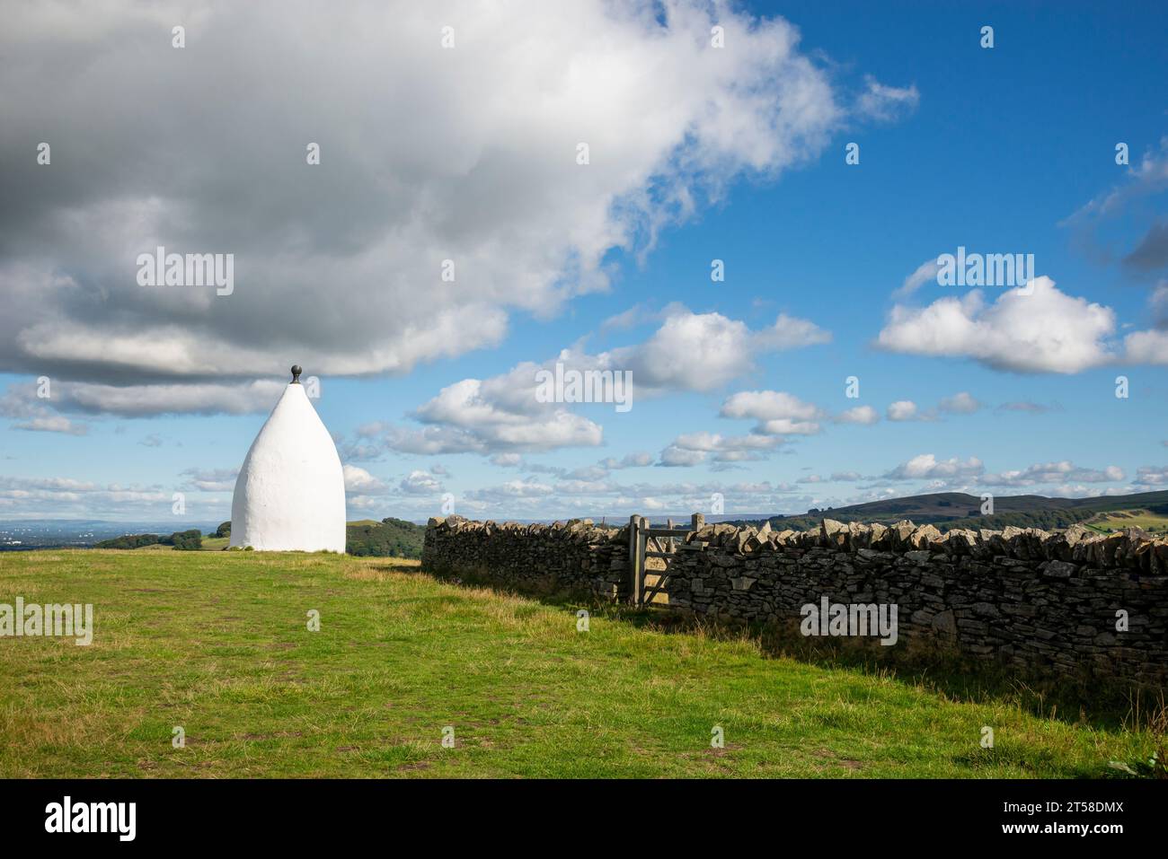 Le White Nancy, une folie dans les collines au-dessus de Bollington, Macclesfield, Cheshire, Angleterre. Banque D'Images