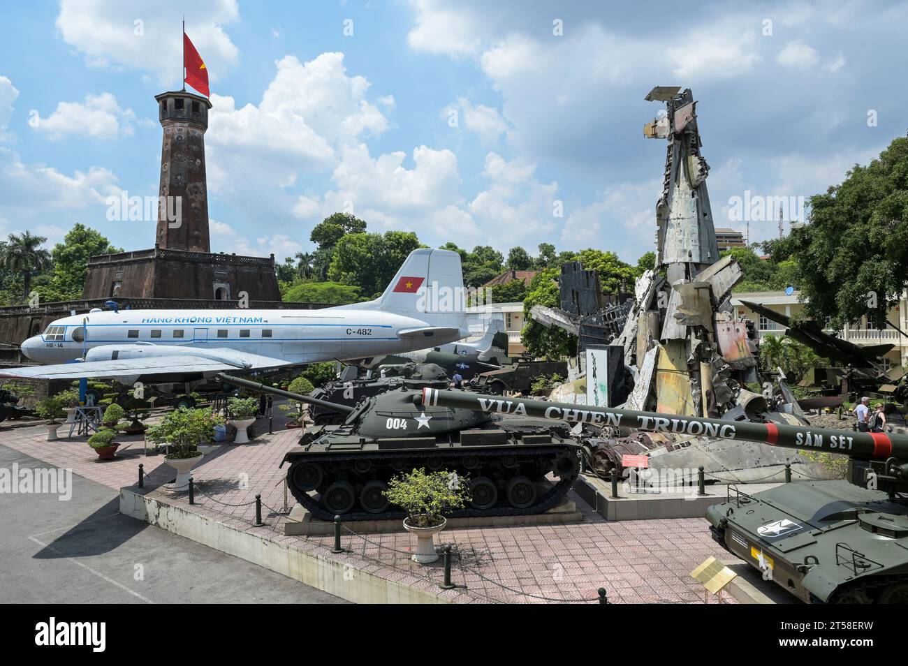 VIETNAM, Hanoi, Musée militaire, équipement militaire et ferraille de ...