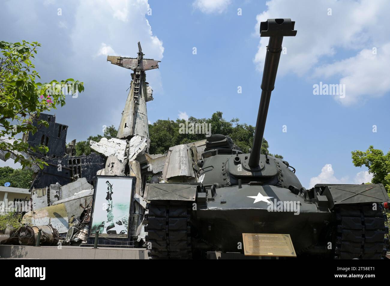 VIETNAM, Hanoi, Musée militaire, équipement militaire et débris de ... VIETNAM, Hanoi, Musée militaire, équipement militaire et débris de ...