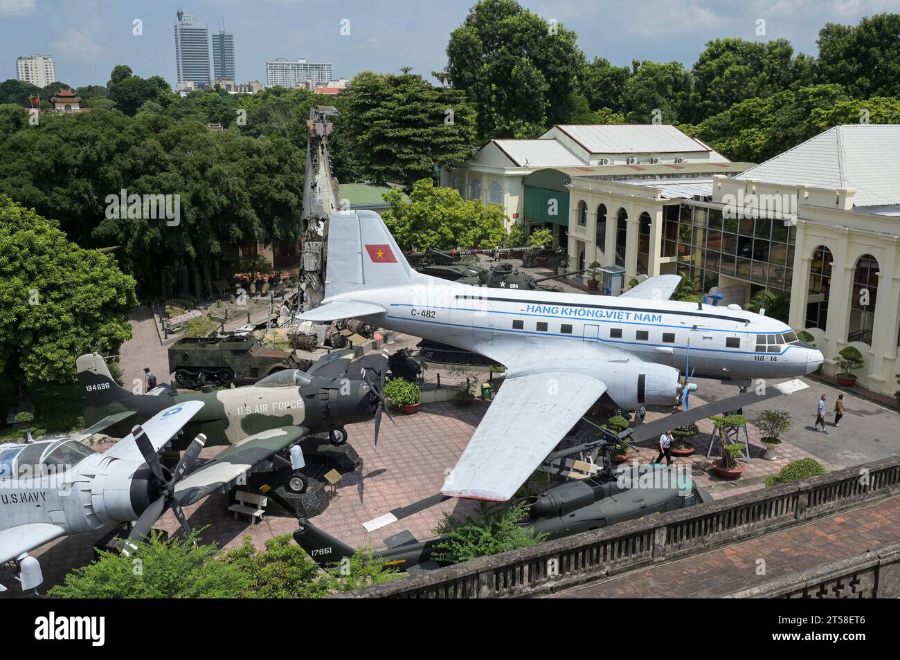 VIETNAM, Hanoi, Musée militaire, équipement militaire et ferraille de ...