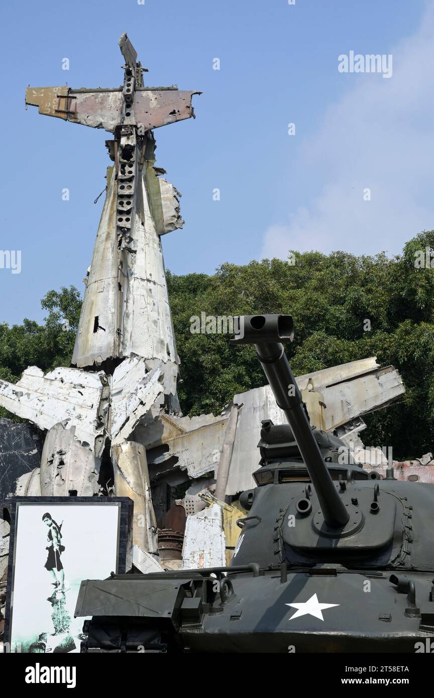 VIETNAM, Hanoi, Musée militaire, équipement militaire et débris de ...