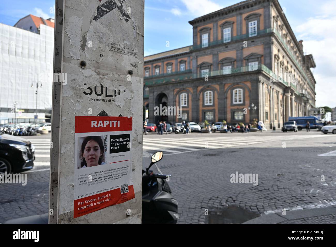 Naples, Italie. 03 novembre 2023. Naples - Piazza Trieste e Trento a vandalisé des affiches sur les visages d'Israéliens enlevés le 7 octobre dans l'attaque du Hamas usage éditorial seulement crédit : Agence photo indépendante/Alamy Live News Banque D'Images