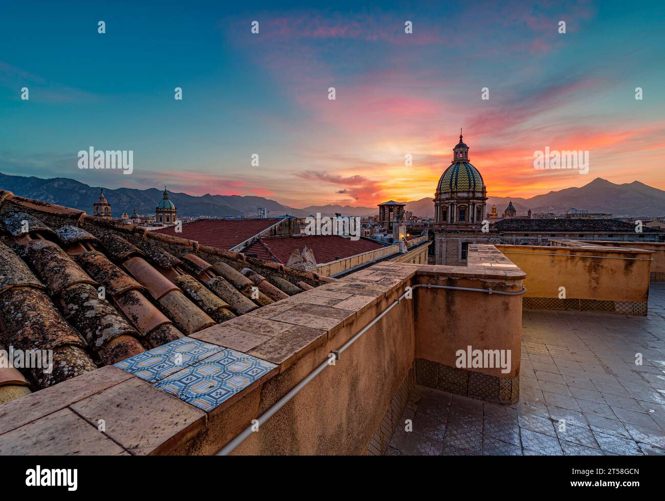 La ville de Palerme vue des toits au crépuscule, Sicile Banque D'Images
