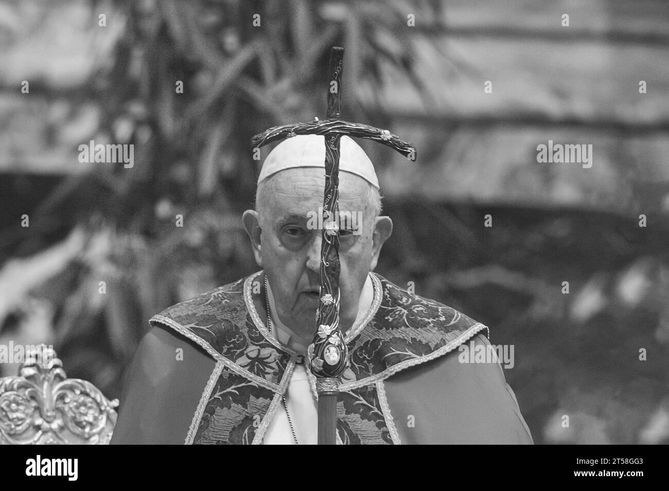 Italie, Rome, Vatican, 2023/11/03 . Le Pape François tient le crozier dans ses mains alors qu'il concocte la Sainte Messe au suffrage du défunt Pontife Suprême Benoît XVI et des cardinaux et évêques décédés au cours de l'année, à l'autel de la chaise à Saint Basilique Pierre. Italie, Roma, Vaticano, 2023/11/03 . Papa Francesco tiene il pastorale tra le mani entre concelebra la Santa Messa in suffragio del defunto Sommo Pontefice Benedetto XVI e dei Cardinali e Vescovi deceduti nel corso dell'anno, all'Altare della Cattedra nella Basilica di San Pietro. Photographie de Massimiliano MIGLIORATO/ca Banque D'Images