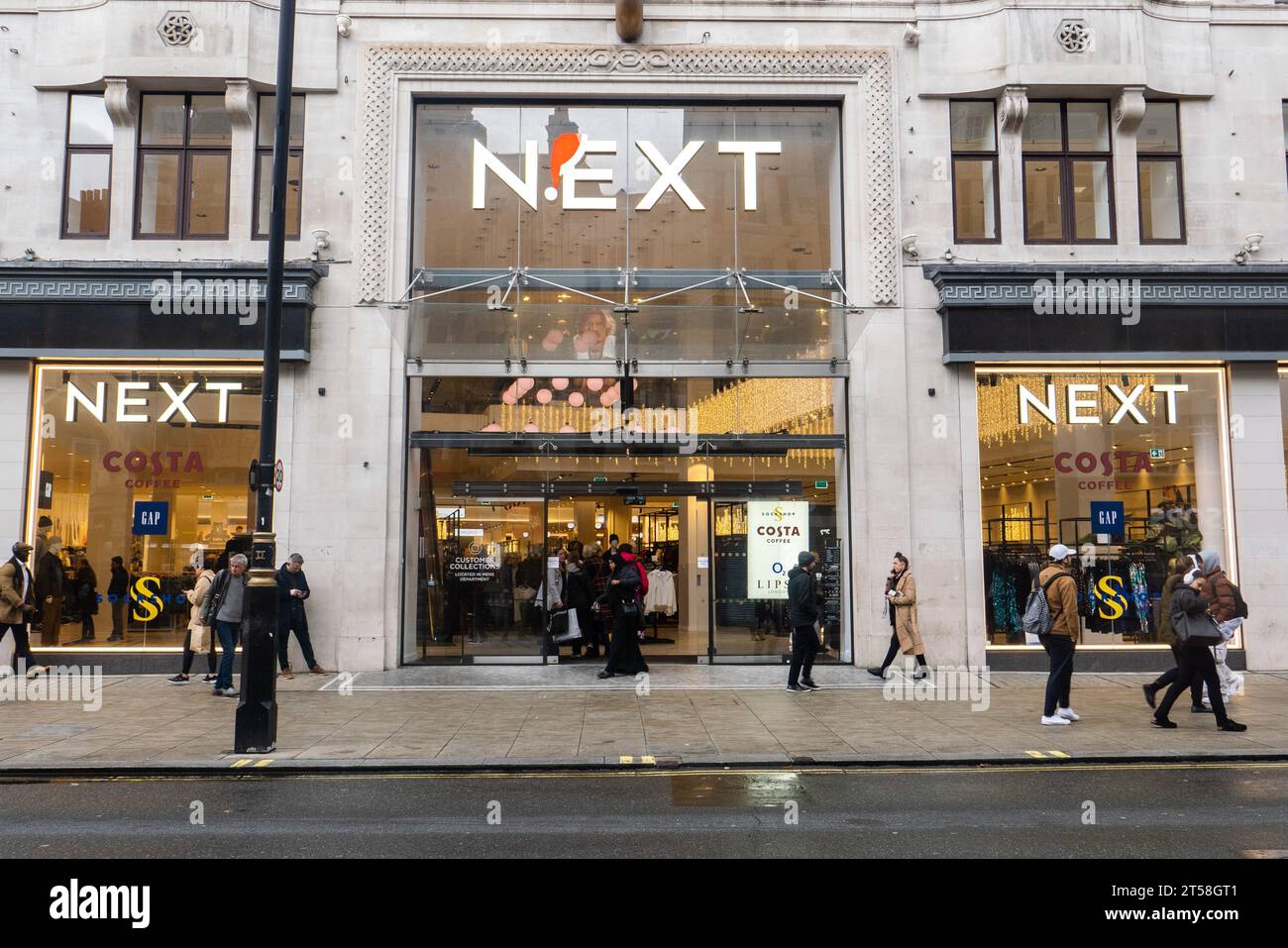 Londres, Angleterre. Next vêtements Superstore sur Oxford Street dans le centre de Londres, Angleterre le 2 novembre 2023. Crédit : SMP News / Alamy Live News Banque D'Images