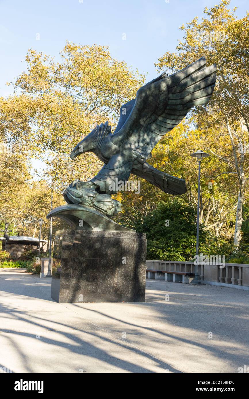 Statue d'aigle américain, Battery Park, mémorial naval de la Seconde Guerre mondiale de la côte est, Lower Manhattan, New York, États-Unis d'Amérique. Banque D'Images