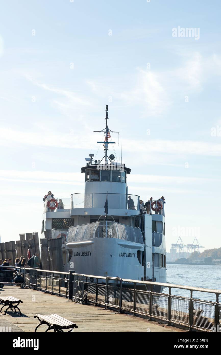 Statue Cruises ferry pour passagers Lady Liberty. Transport des touristes à la Statue de la liberté de Battery Park, New York City, Amérique. Banque D'Images