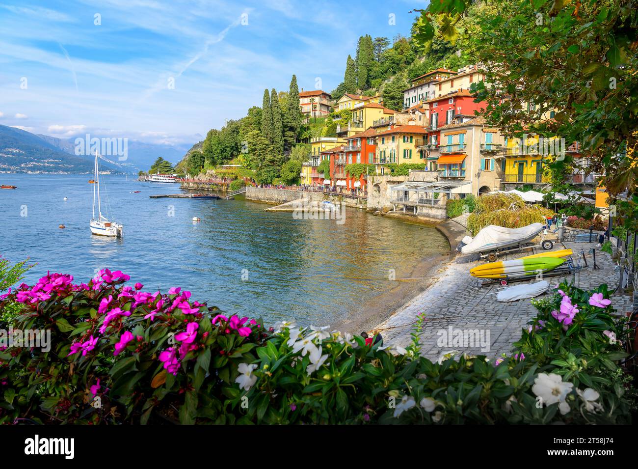 Paysage avec la ville de Varenna dans la région du lac de Côme, Italie Banque D'Images