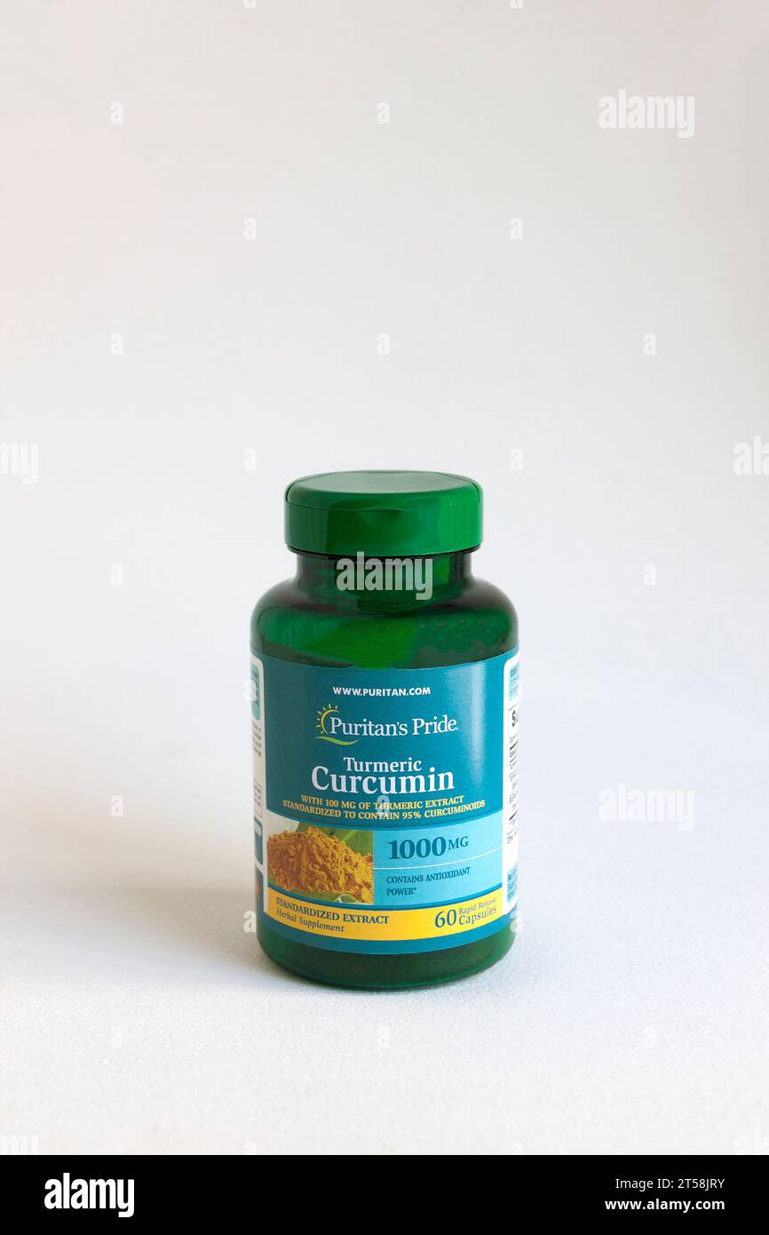Bouteille de capsules d'extrait de curcumine / tumeric. Un ancien remède d'épices folkloriques indiennes qui combat l'inflammation et le gonflement et améliore la mémoire, Banque D'Images