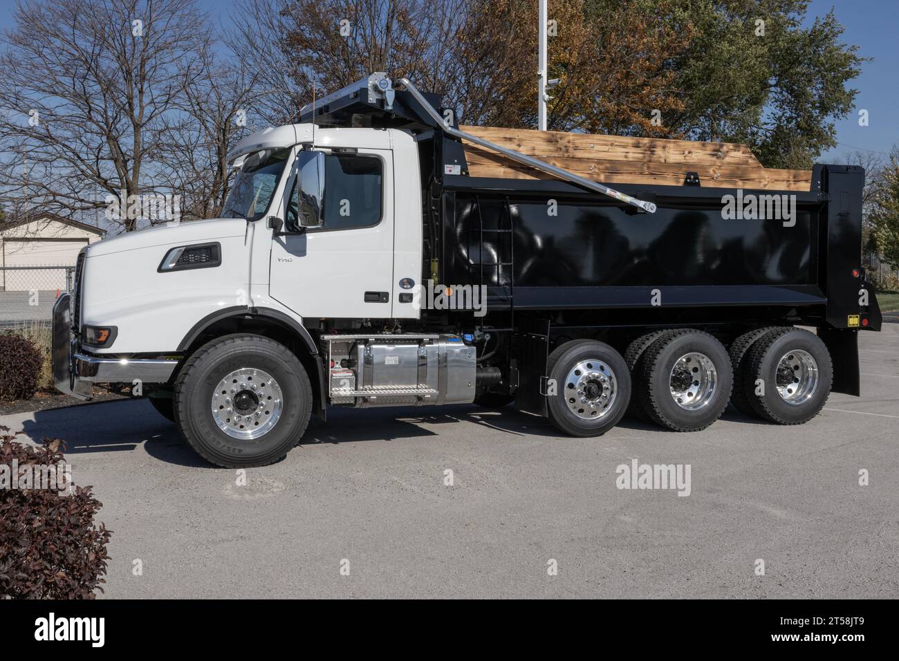 Indianapolis - 2 novembre 2023 : Volvo semi-Dump Truck Big Rig exposition dans un concessionnaire. Volvo Trucks fournit des solutions de transport complètes. Banque D'Images