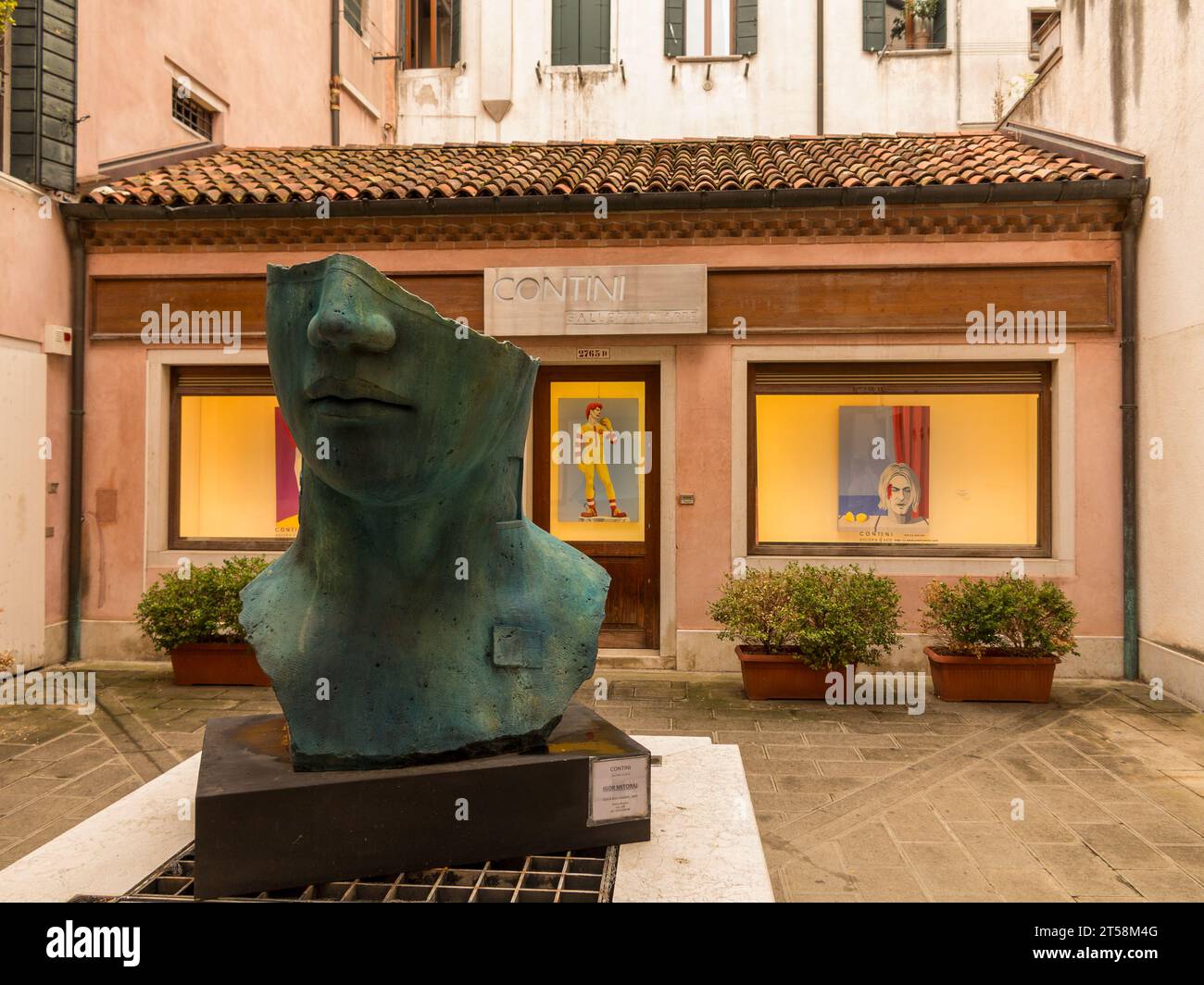Une sculpture d'une tête incomplète dans la cour de la Galerie Contini à Venise, Banque D'Images
