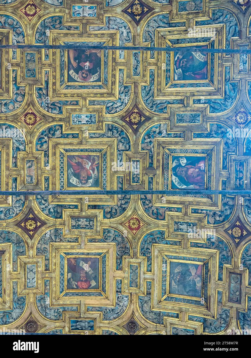 Plafond d'une église vénitienne. Là, nous voyons des peintures carrées représentant des saints dans une répétition de motifs dorés. Banque D'Images