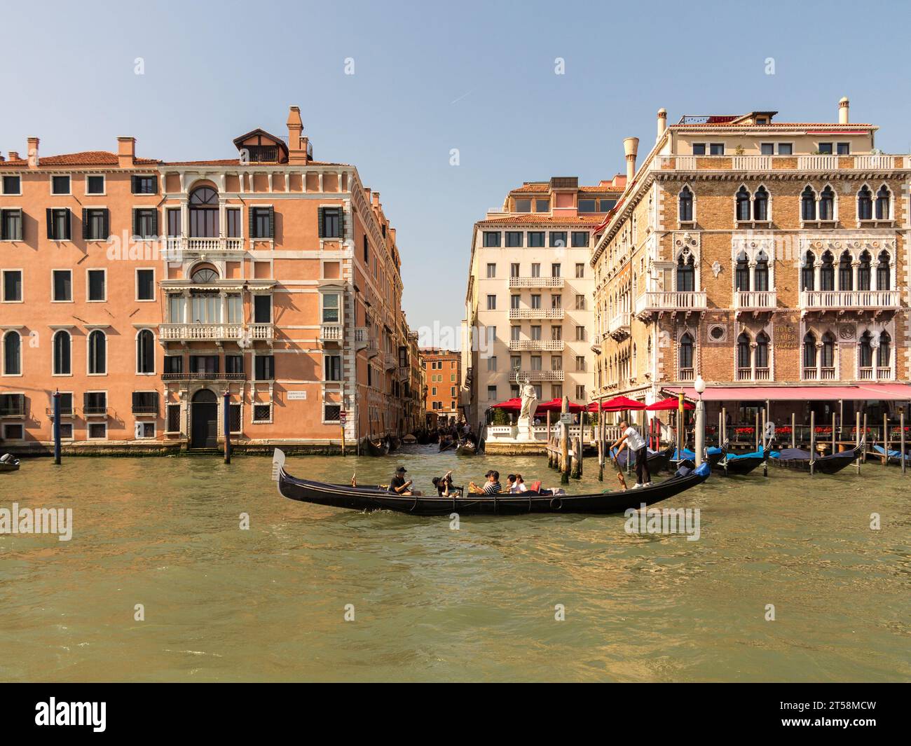 Gondoles voyageant sur le Grand Canal de Venise en Italie devant les Palais vénitiens. Banque D'Images