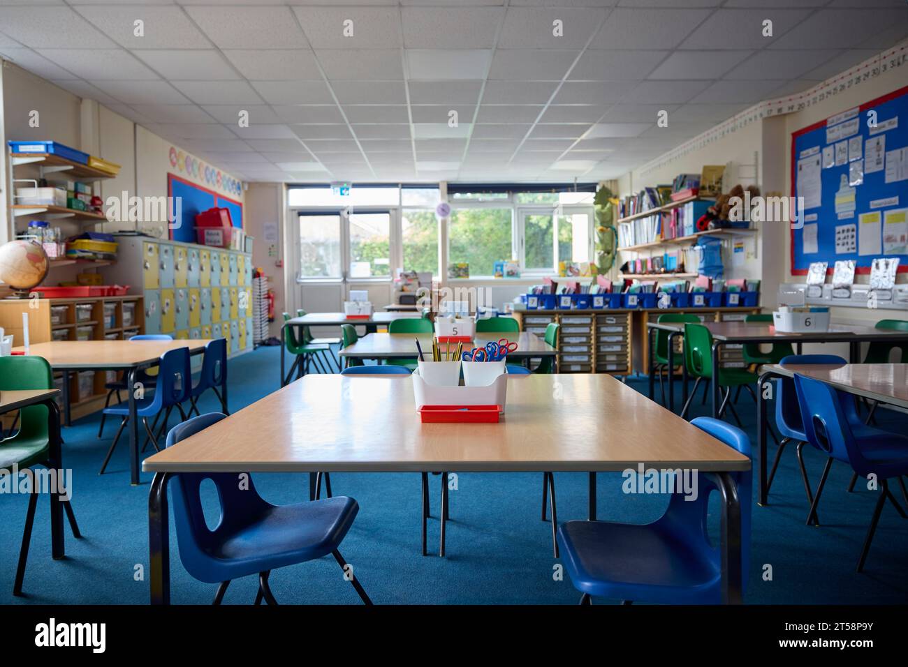 Tables et chaises vides dans la salle de classe primaire ou élémentaire Banque D'Images