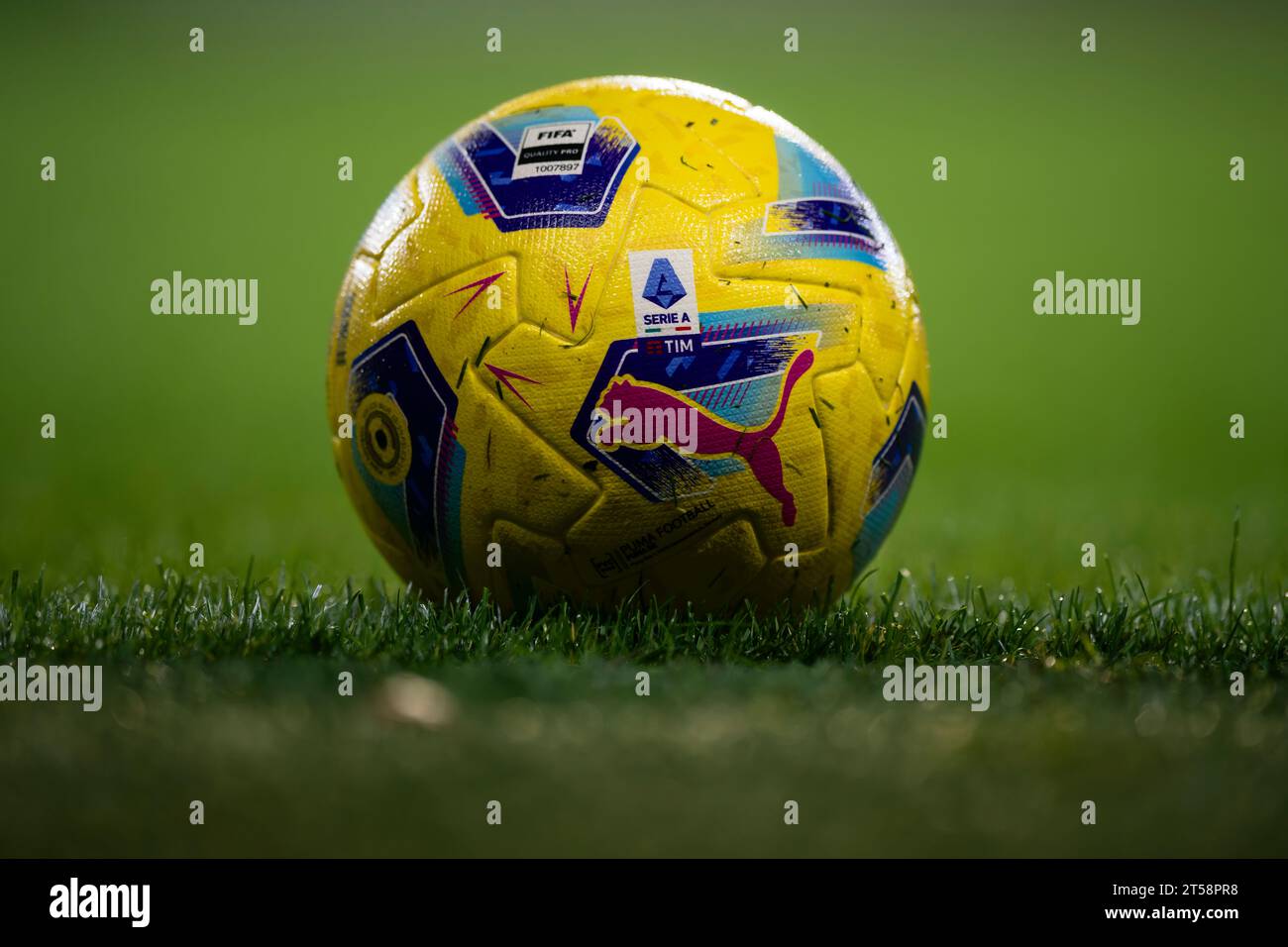 Le ballon officiel de match de Serie A Puma 'Orbita' hi-vis est vu pendant le match de football Coppa Italia entre Torino FC et Frosinone Calcio. Banque D'Images