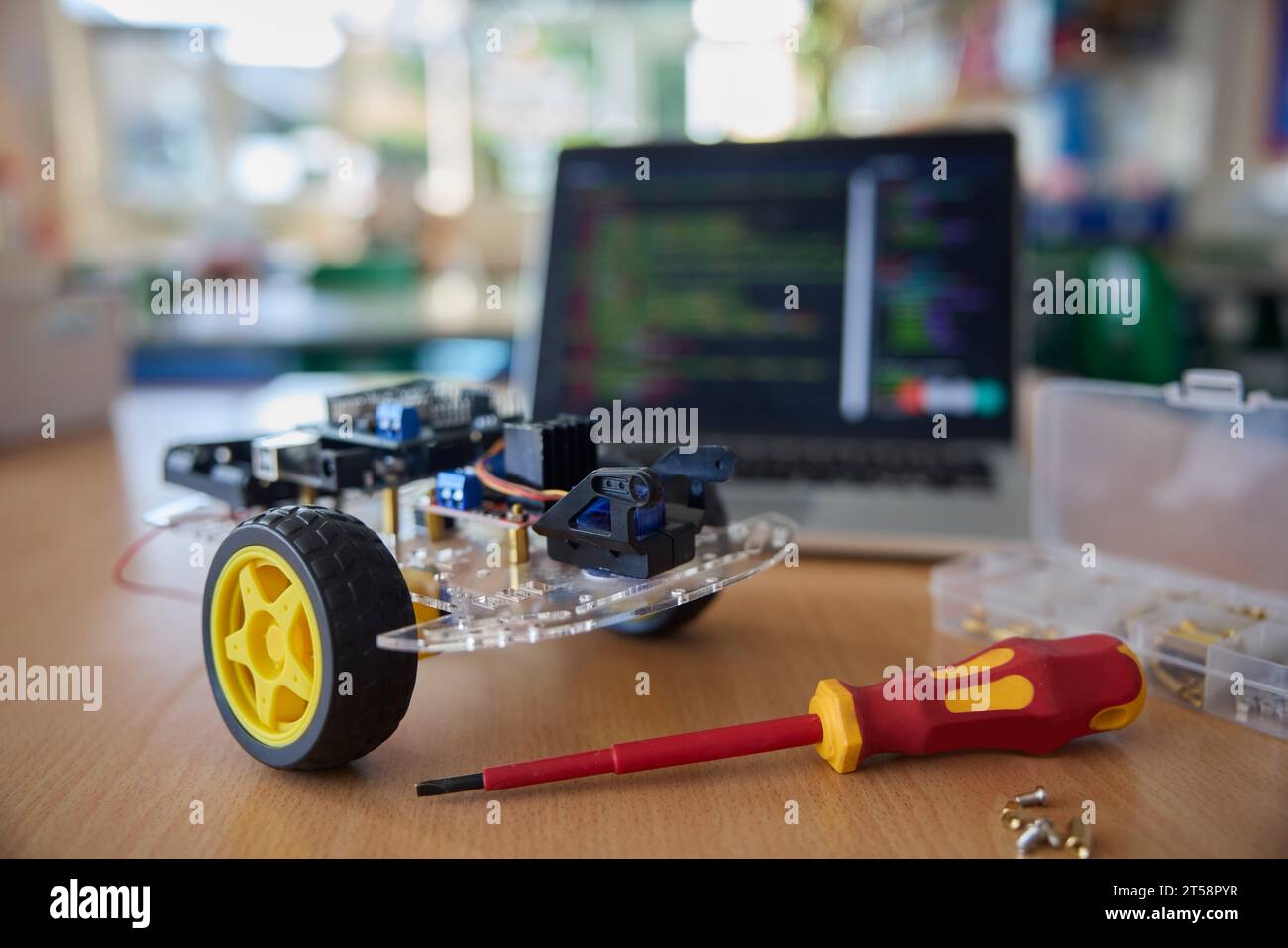 Projet de science scolaire dans la salle de classe pour construire et coder le véhicule de voiture robot avec ordinateur portable Banque D'Images