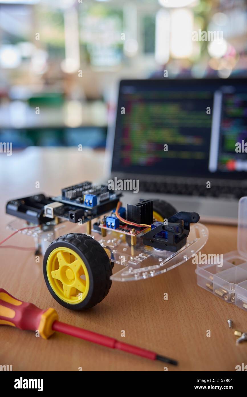 Projet de science scolaire dans la salle de classe pour construire et coder le véhicule de voiture robot avec ordinateur portable Banque D'Images