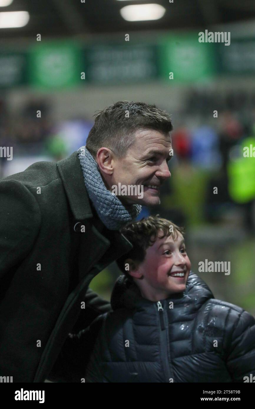 Manchester, Royaume-Uni. 03 novembre 2023. Brian O'Driscoll pose pour une photo avec un jeune fan*** lors du Gallagher Premiership Rugby match entre sale Sharks et Gloucester au stade AJ Bell, Manchester, Royaume-Uni, le 3 novembre 2023. Photo de Simon Hall. Usage éditorial uniquement, licence requise pour un usage commercial. Aucune utilisation dans les Paris, les jeux ou les publications d'un seul club/ligue/joueur. Crédit : UK Sports pics Ltd/Alamy Live News Banque D'Images