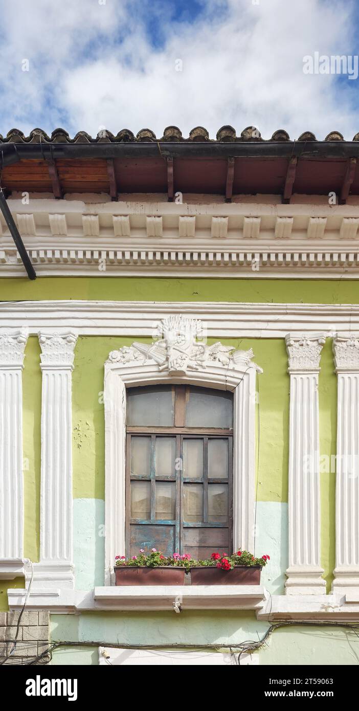 Vue sur la rue d'une ancienne façade de bâtiment colonial à Quito, Équateur. Banque D'Images