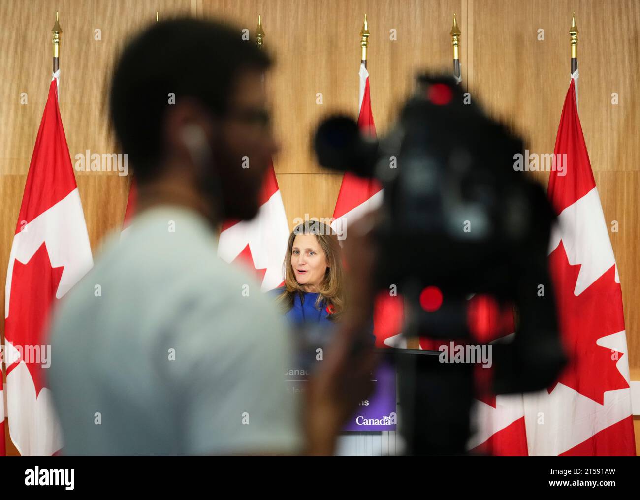 Ottawa, Canada. 03 novembre 2023. La vice-première ministre et ministre des Finances Chrystia Freeland tient une conférence de presse à Ottawa le vendredi 3 novembre 2023. Mme Freeland a tenu aujourd'hui une réunion virtuelle avec les ministres provinciaux des Finances, au cours de laquelle elle dit qu'ils ont discuté des conséquences de l'adoption par l'Alberta de sa proposition de quitter le régime de pensions du Canada. Crédit : la presse canadienne/Alamy Live News Banque D'Images