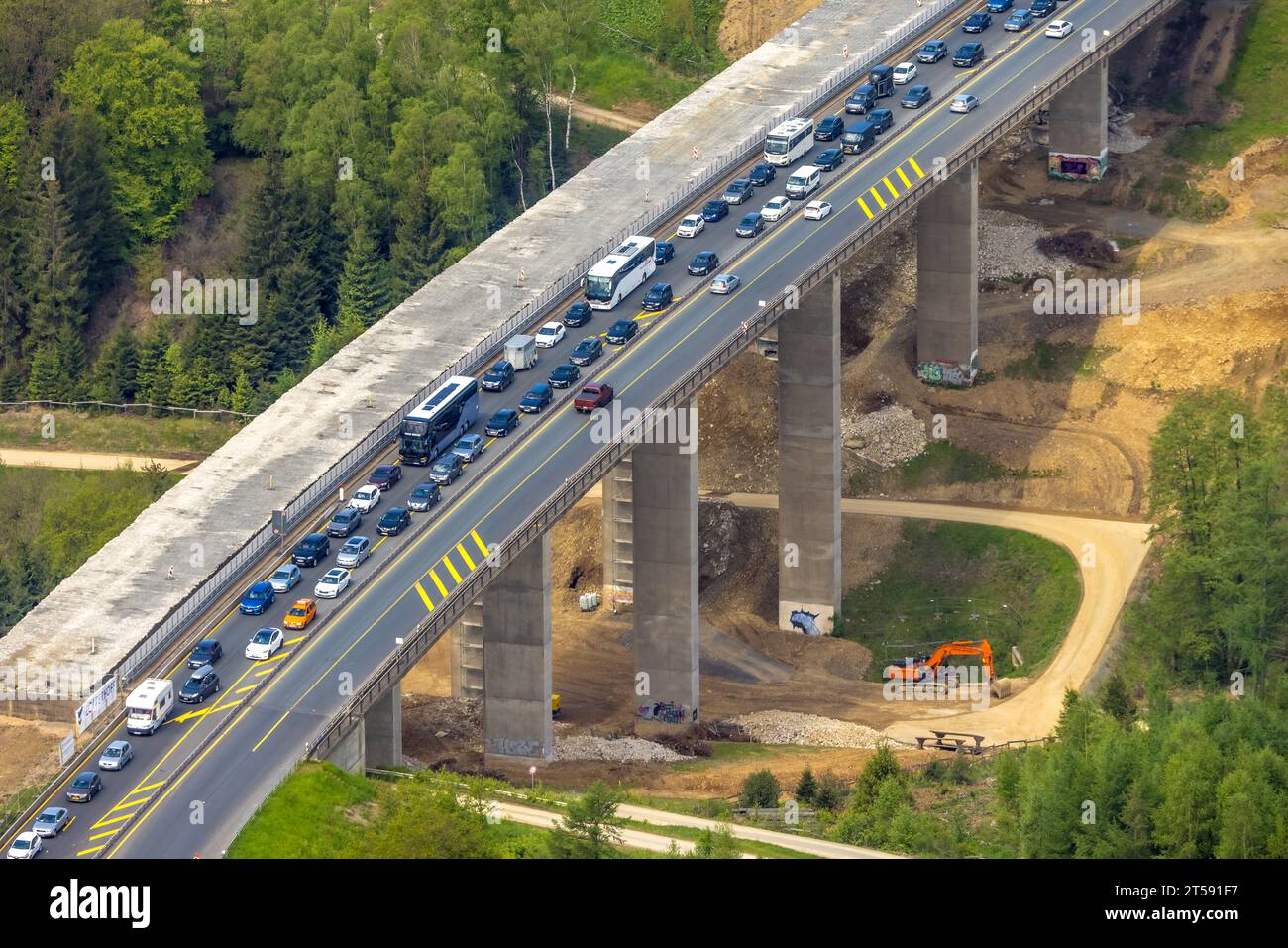 Photo aérienne, pont autoroutier détruit Rahmede près de Lüdenscheid, travaux de nettoyage et évaluation des dommages, Lüdenscheid, Sauerland, Rhénanie-du-Nord-Westphalie, G Banque D'Images