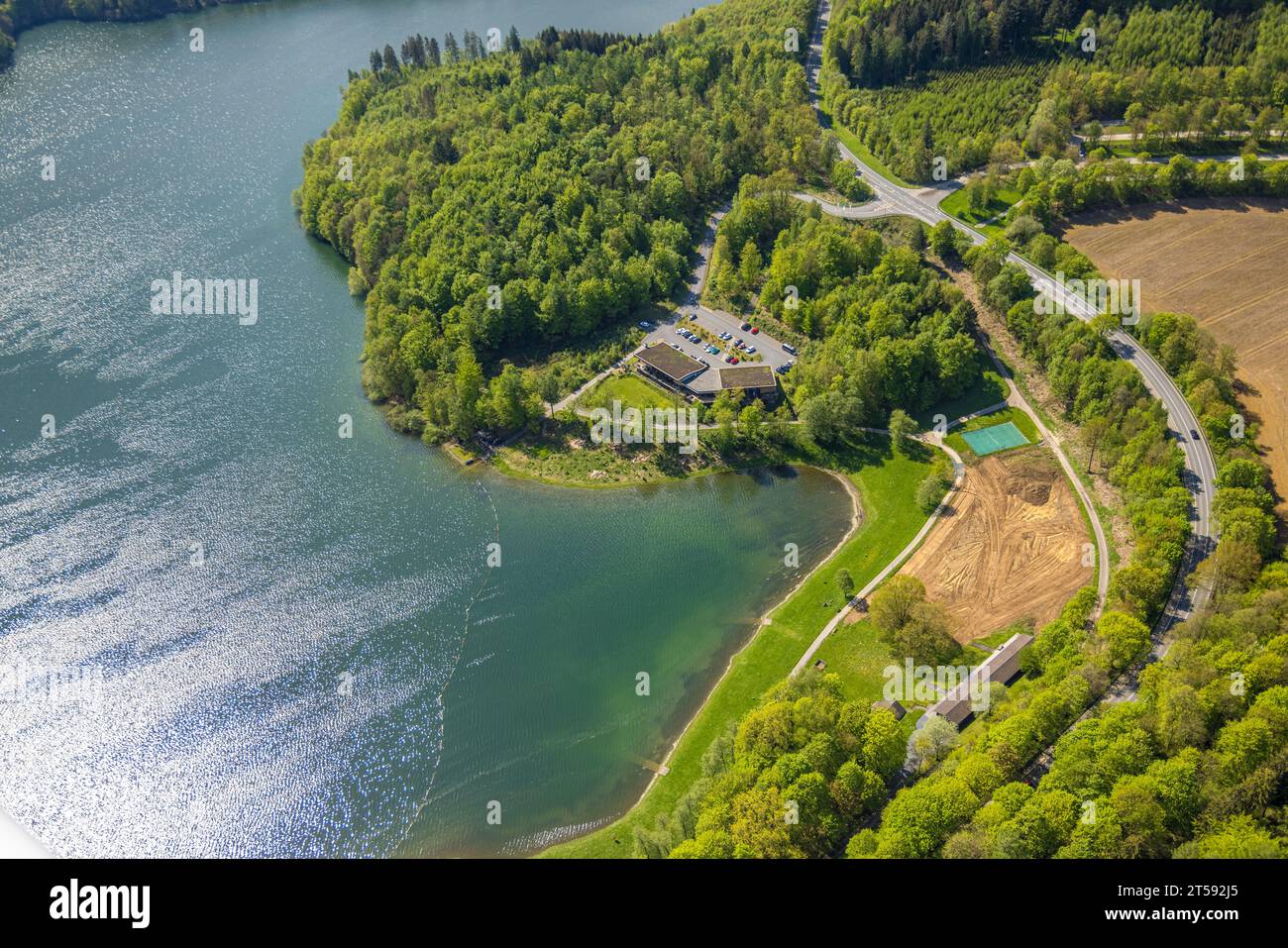 Vue aérienne, barrage de Hennesee, réservoir dans la forêt d'Arnsberg, H1 au lac, chantier Berghauser Bucht et terrassements à la plage de baignade, B. Banque D'Images