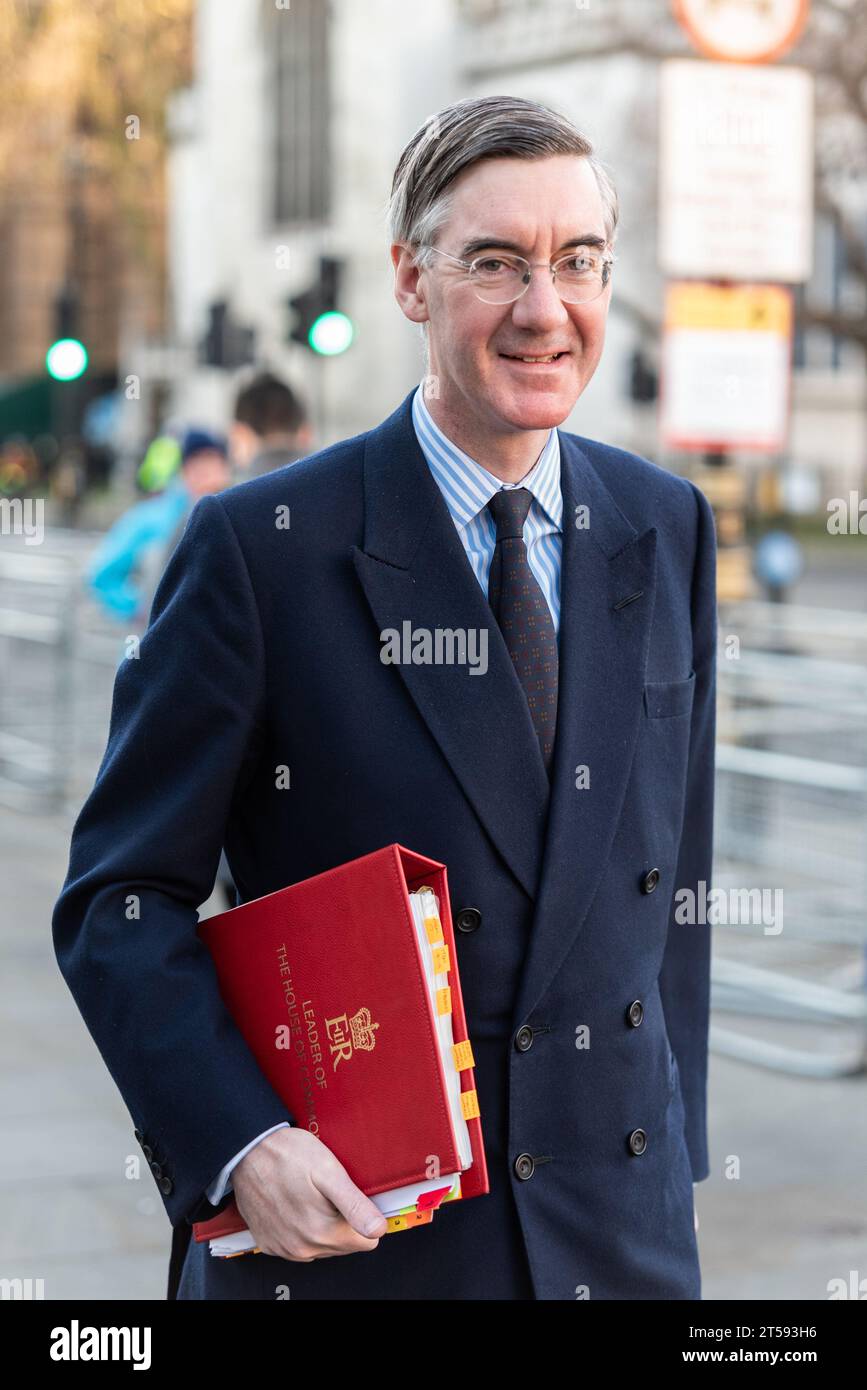 Le député conservateur Jacob Rees-Mogg, portant un dossier rouge intitulé leader de la Chambre des communes avec des onglets marqués contrats de restauration. Arrivée au Parlement Banque D'Images