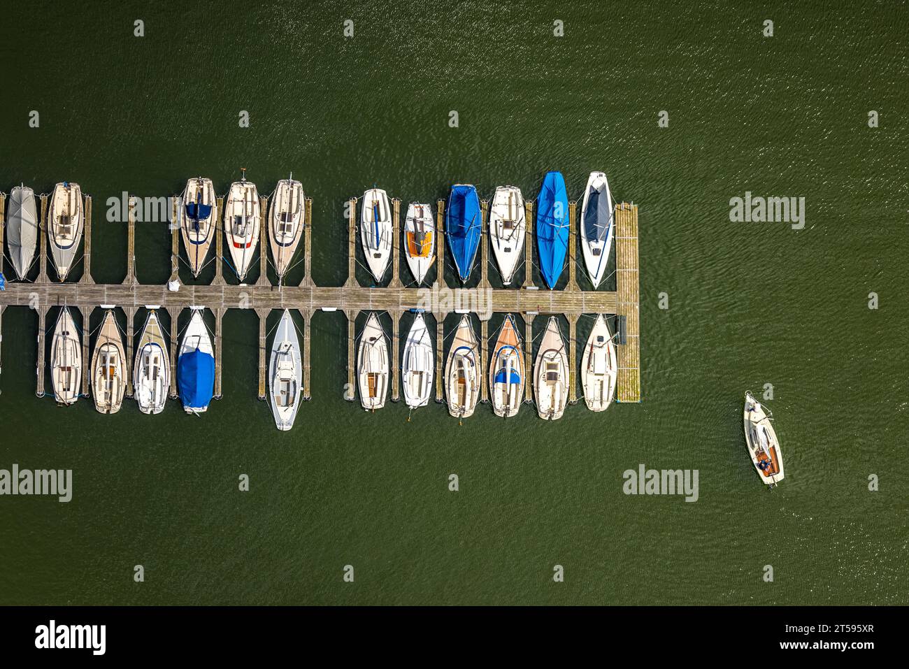 Vue aérienne, bateaux à voile sur une jetée sur le lac Sorpe, Langscheid, Sundern, Sauerland, Rhénanie du Nord-Westphalie, Allemagne, Jetty, DE, Europe, photo aérienne, Banque D'Images