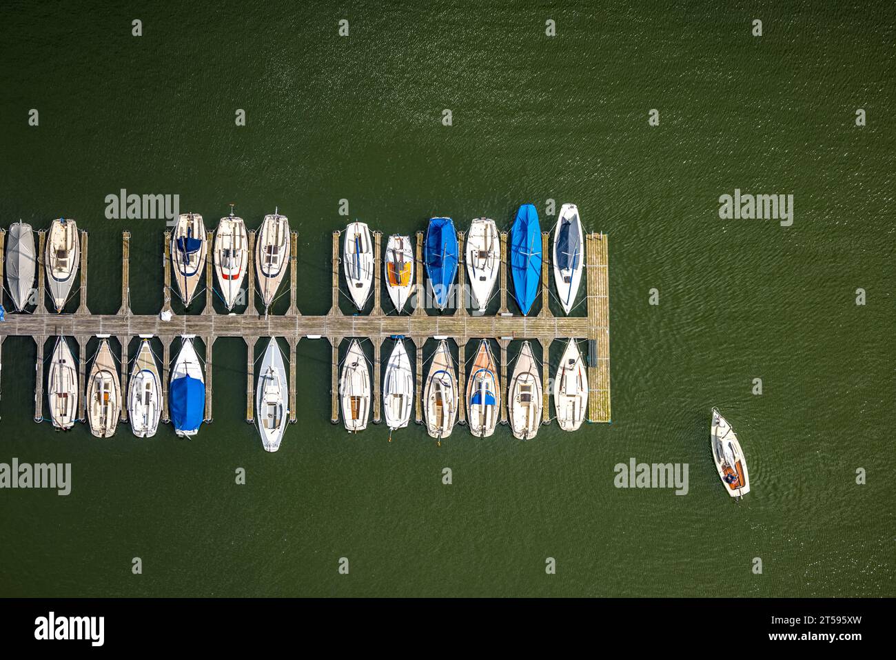 Vue aérienne, bateaux à voile sur une jetée sur le lac Sorpe, Langscheid, Sundern, Sauerland, Rhénanie du Nord-Westphalie, Allemagne, Jetty, DE, Europe, photo aérienne, Banque D'Images