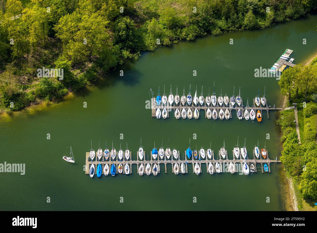 Vue aérienne, bateaux à voile sur une jetée sur le lac Sorpe, Langscheid, Sundern, Sauerland, Rhénanie du Nord-Westphalie, Allemagne, Jetty, DE, Europe, photo aérienne, Banque D'Images