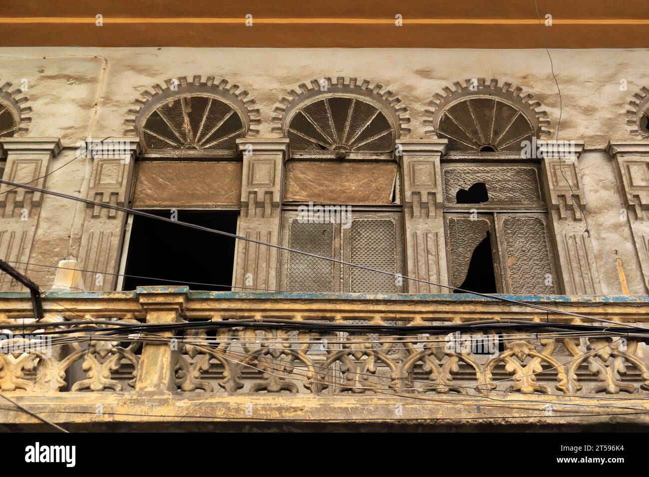 Balcon et fenêtres d'une maison abandonnée dans le quartier arménien, Bourj Hammoud, à Beyrouth, Liban. Banque D'Images