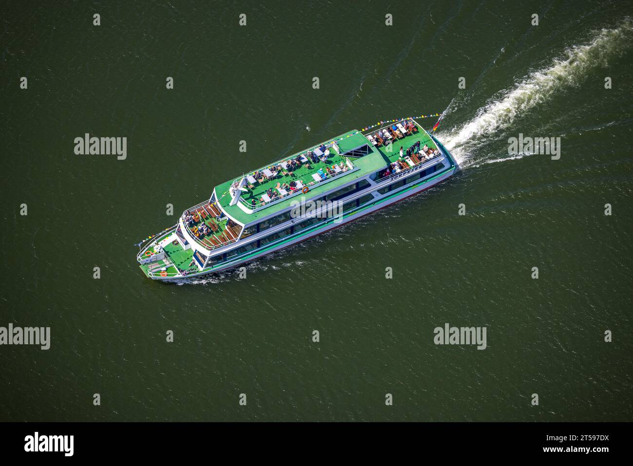 Vue aérienne, bateau d'excursion avec des touristes sur la Sorpesee, Langscheid, Sundern, Sauerland, Rhénanie du Nord-Westphalie, Allemagne, DE, Europe, temps de loisirs, Banque D'Images