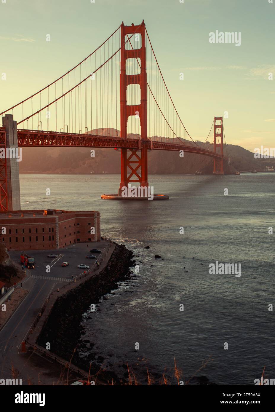 Capturez la beauté fascinante du Golden Gate Bridge, une merveille d'ingénierie qui orne la baie de San Francisco. Embrassez l'allure enchanteresse de ce b Banque D'Images