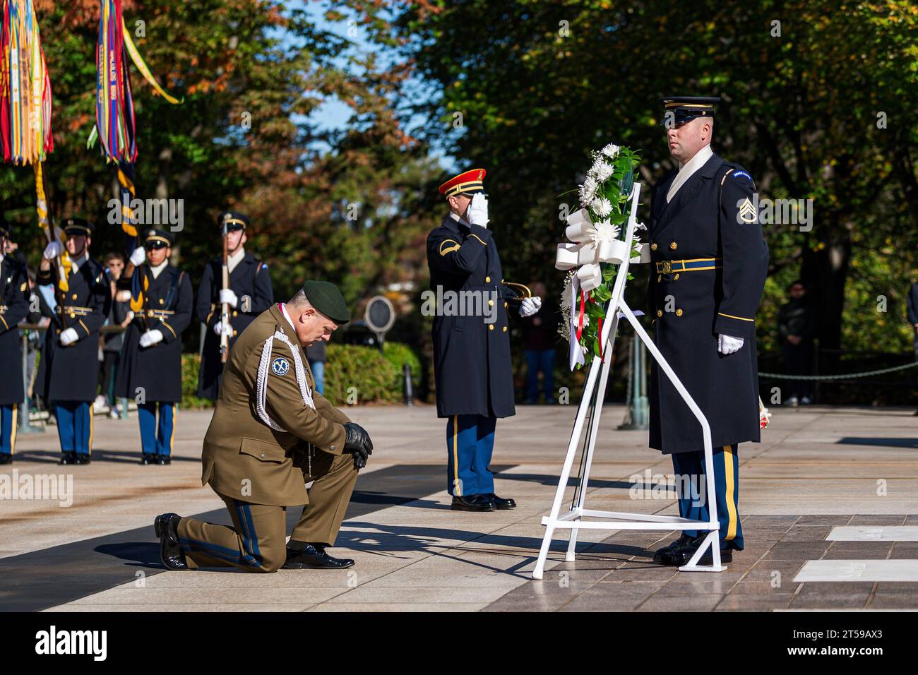 Arlington (États-Unis d ' Amérique). 02 novembre 2023. Arlington (États-Unis d ' Amérique). 02 novembre 2023. Le chef d'état-major général des forces armées polonaises, le lieutenant général Wieslaw Kukula, au centre, s'agenouille en respect lors d'une cérémonie de dépôt de couronnes d'honneur des forces armées à la tombe du soldat inconnu au cimetière national d'Arlington, le 2 novembre 2023 à Arlington, Virginie, États-Unis. Crédit : Henry Villarama/États-Unis Army/Alamy Live News Banque D'Images