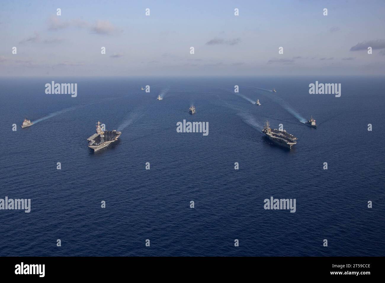 Mer Méditerranée, États-Unis. 03 novembre 2023. Le porte-avions USS Gerald R. Ford, de la classe Ford de l'US Navy, à gauche, et le porte-avions de la classe Nimitz USS Dwight D. Eisenhower, à droite, mènent une formation de navires lors d'une démonstration de force en cours, le 3 novembre 2023 en Méditerranée orientale. Crédit : MC2 Jacob Mattingly/États-Unis Navy photo/Alamy Live News Banque D'Images