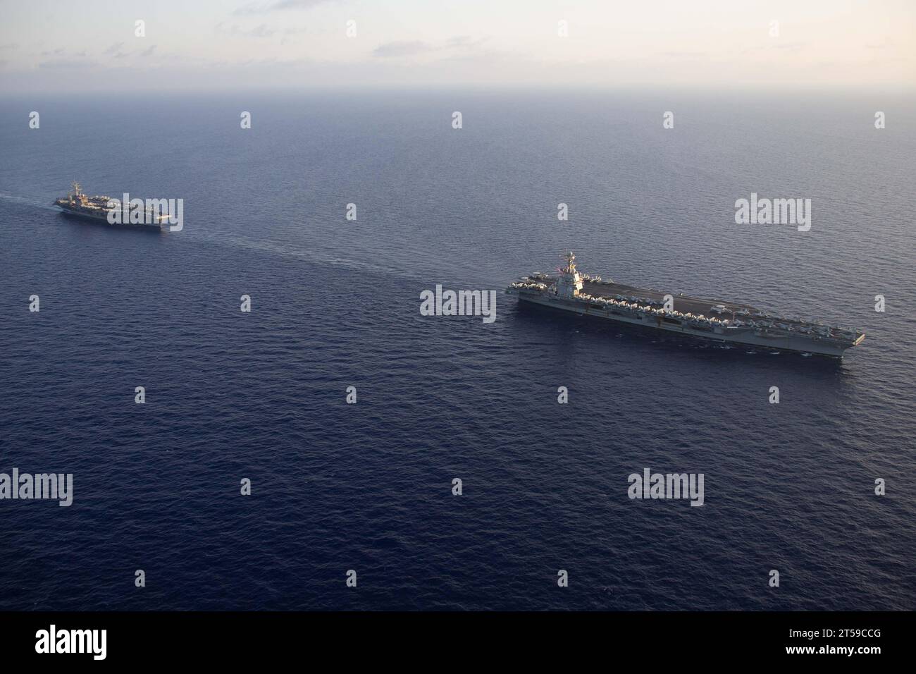 Mer Méditerranée, États-Unis. 03 novembre 2023. Le porte-avions USS Gerald R. Ford, de la classe Ford de l'US Navy, à droite, et le porte-avions de la classe Nimitz USS Dwight D. Eisenhower, à gauche, dirigent une formation de navires lors d'une démonstration de force en cours, le 3 novembre 2023 en Méditerranée orientale. Crédit : MC2 Jacob Mattingly/États-Unis Navy photo/Alamy Live News Banque D'Images