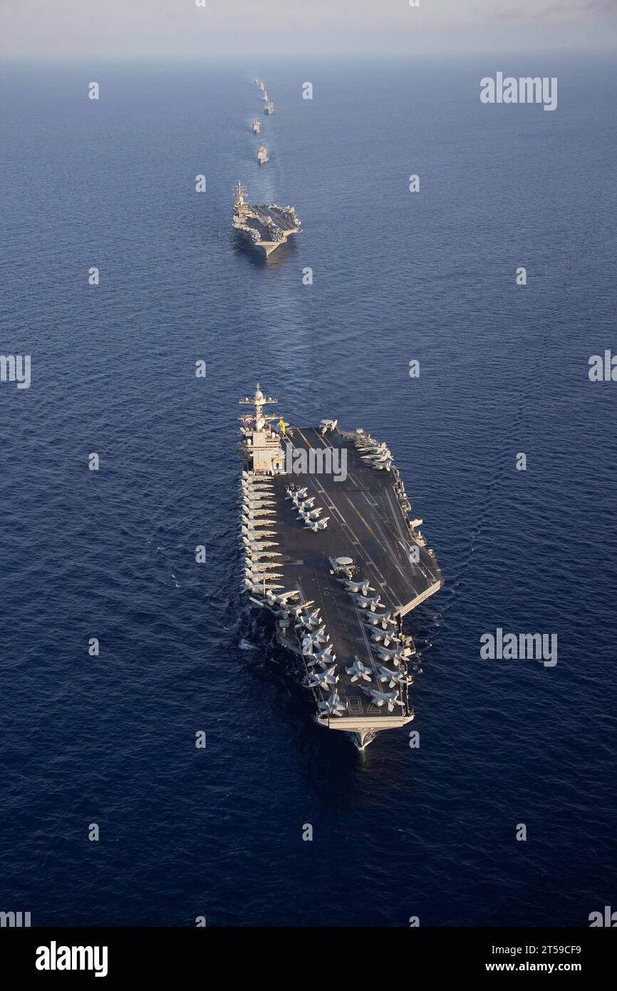 Mer Méditerranée, États-Unis. 03 novembre 2023. Le porte-avions USS Gerald R. Ford, de la classe Ford de l'US Navy, à gauche, et le porte-avions de la classe Nimitz USS Dwight D. Eisenhower, 2e à gauche, mènent une formation de navires lors d'une démonstration de force en cours, le 3 novembre 2023 en Méditerranée orientale. Crédit : MC2 Jacob Mattingly/États-Unis Navy photo/Alamy Live News Banque D'Images