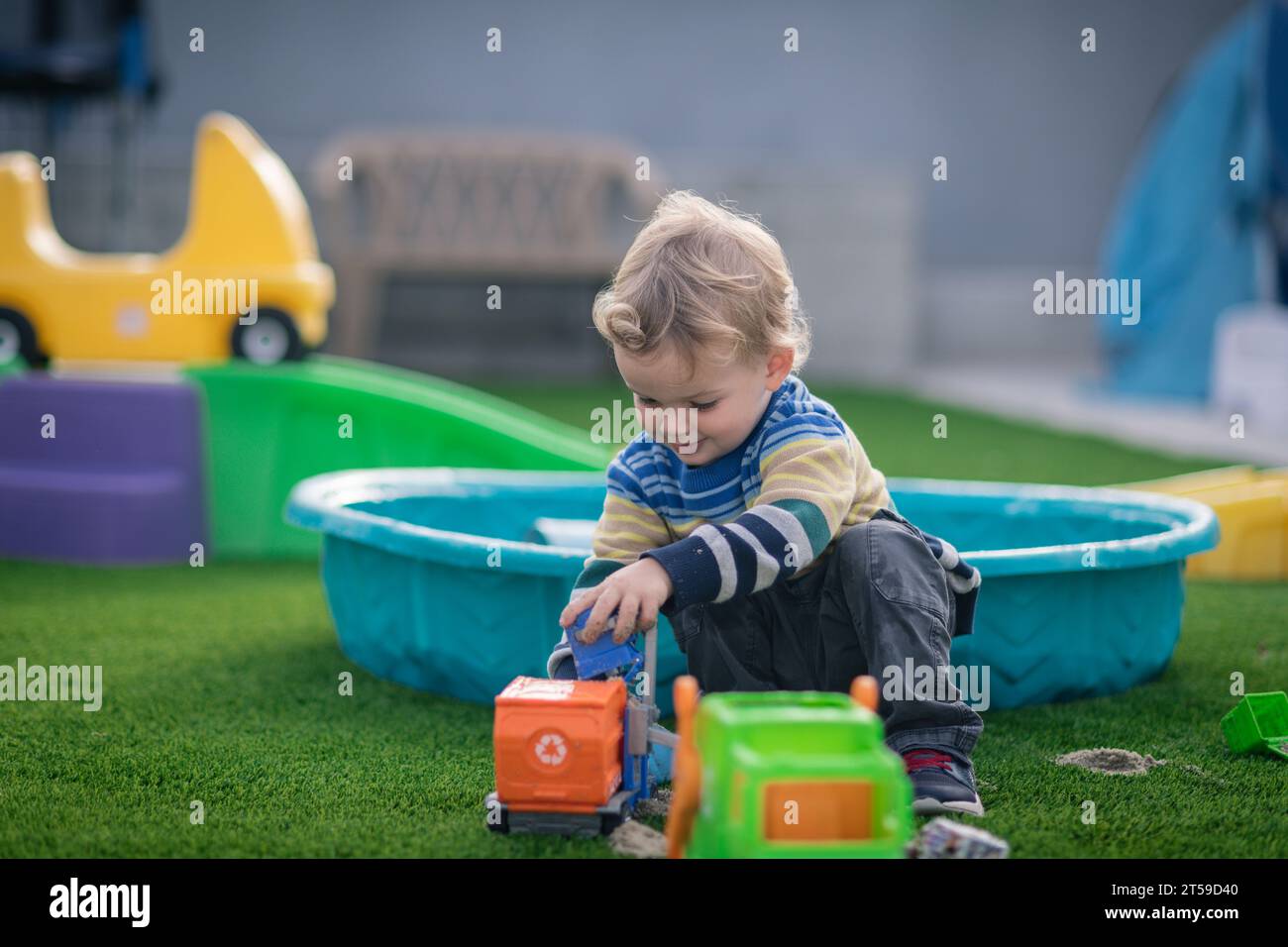 Beau petit garçon jouant dehors à la maison Banque D'Images