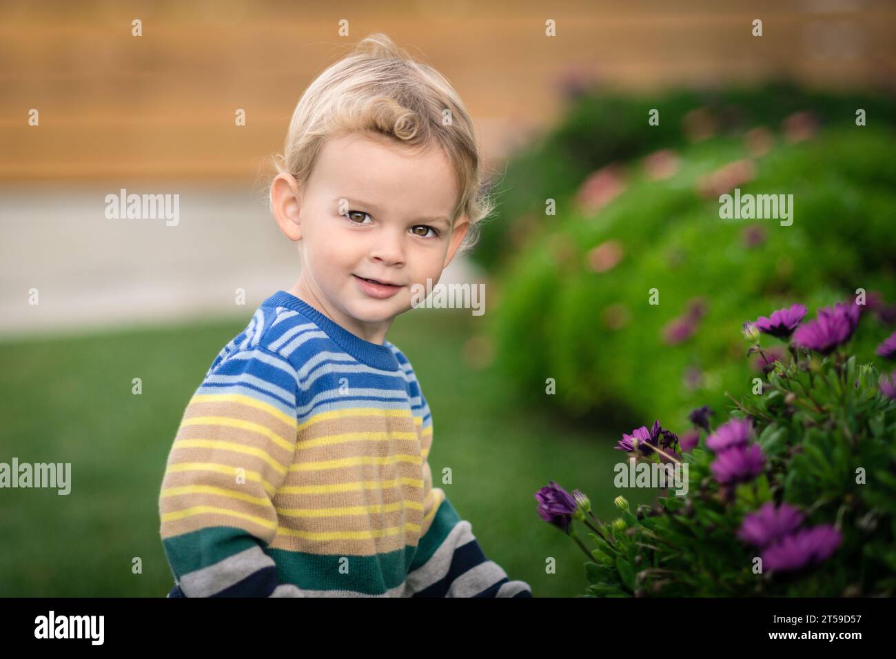 Beau petit garçon jouant dehors à la maison Banque D'Images