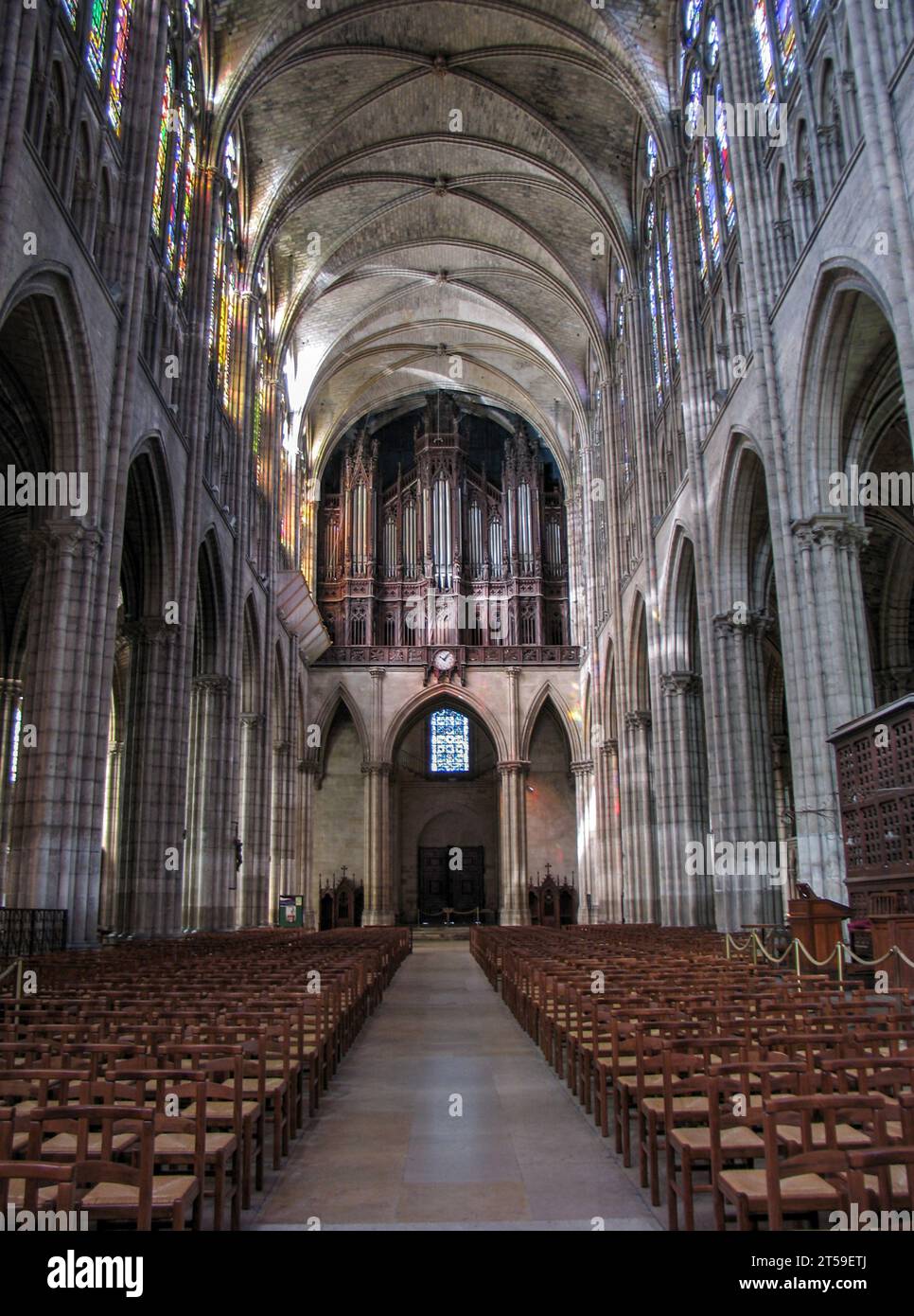 Intérieur de la Basilique Saint-Denis dans la banlieue parisienne de Saint-Denis, France. Banque D'Images